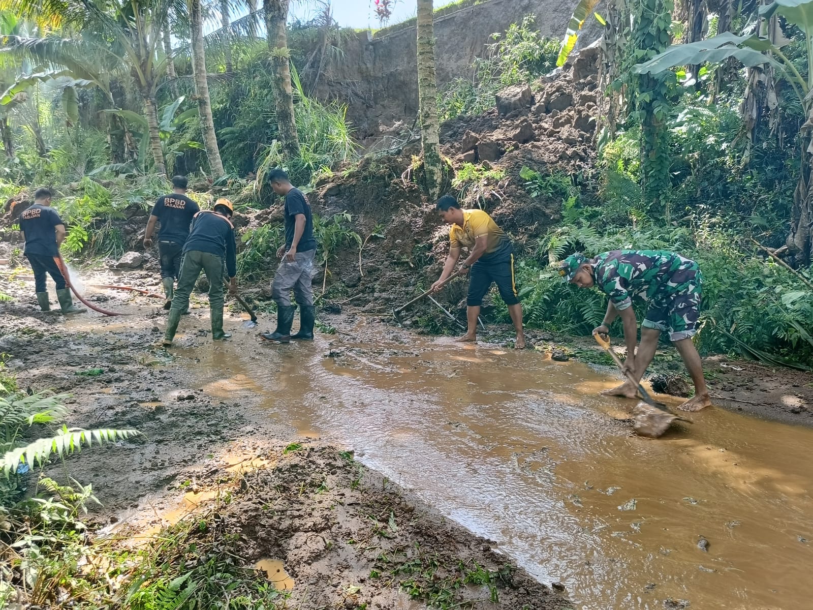 Personil Polsek Marga Bahu Membahu Dengan Koramil Marga BPBD Dan Masyarakat Bersihkan Tanah Longsor