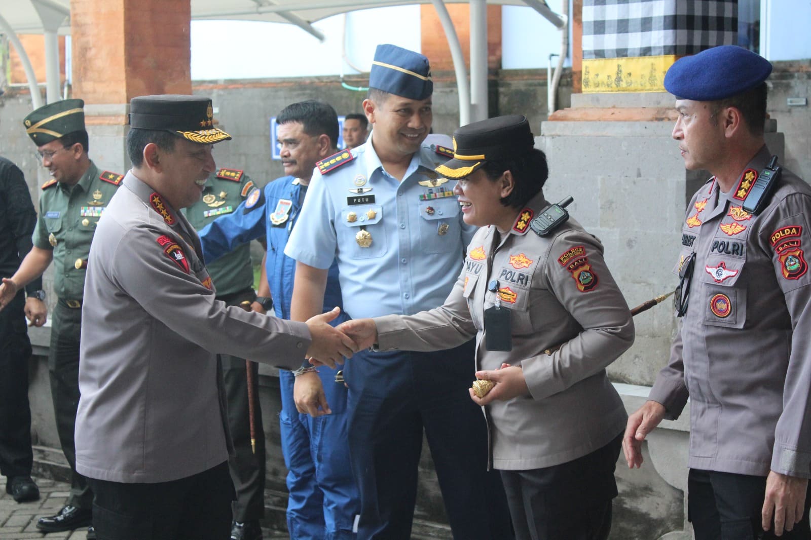 Bertolak Menuju Papua, Wakapolri dan Sejumlah Pejabat TNI Polri Ikut Antarkan Keberangkatan Kapolri Melalui Base Ops