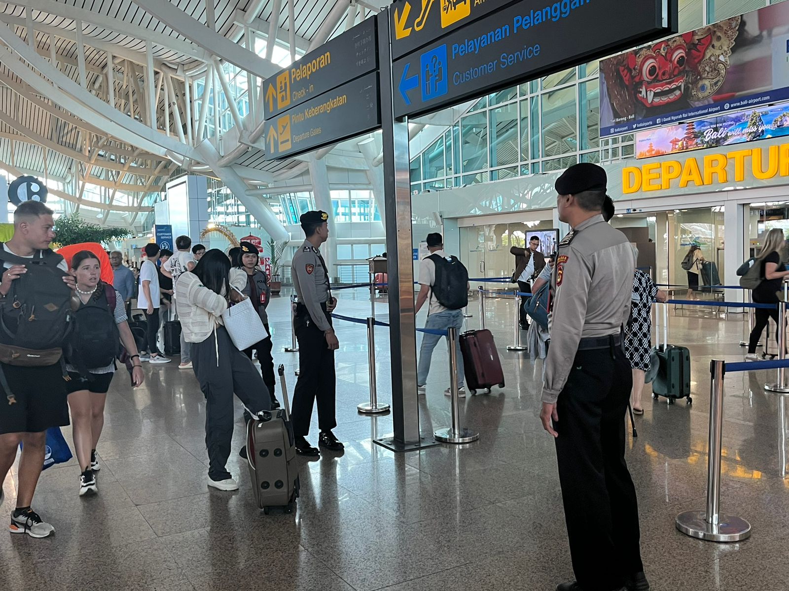 Polres Bandara Ngurah Rai Pengamanan Terminal Keberangkatan Domestik